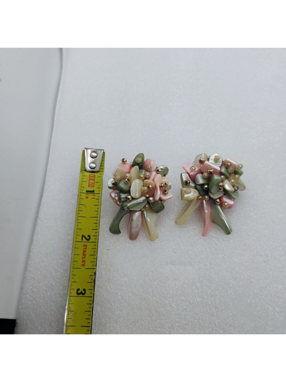 Vtg Mother of Pearl Seashell Shell Cluster Clip-On Earrings Pineapple Design - Picture 4 of 4